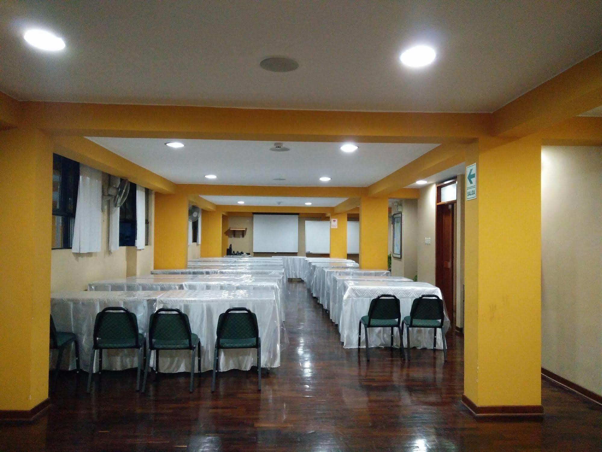 Hotel Panamericano Lima Buitenkant foto