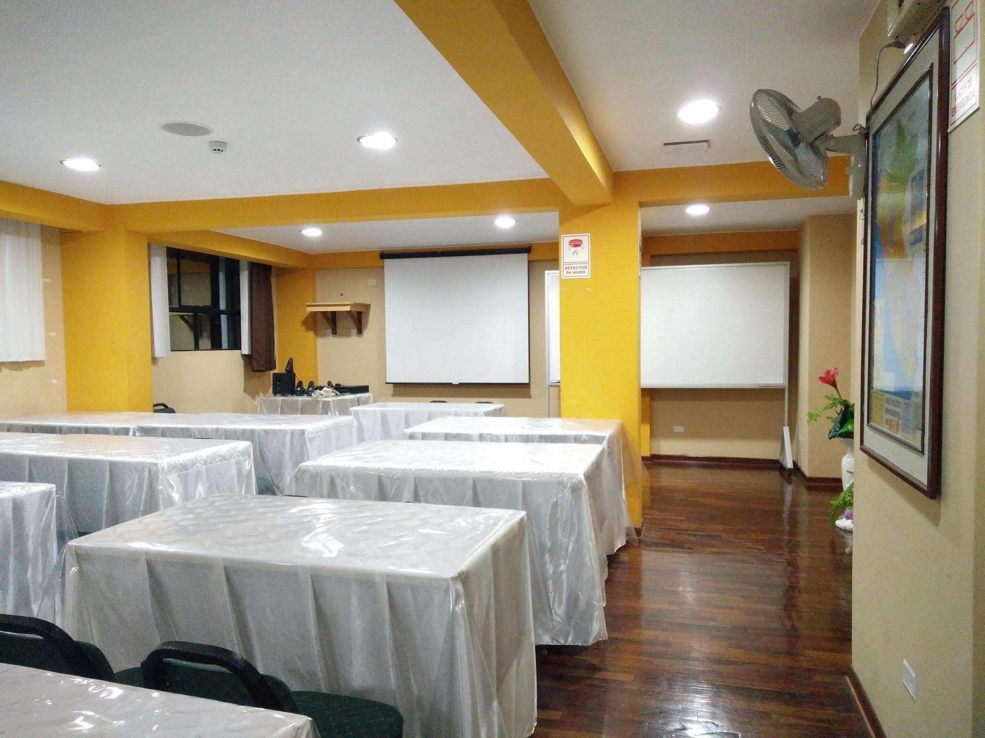 Hotel Panamericano Lima Buitenkant foto