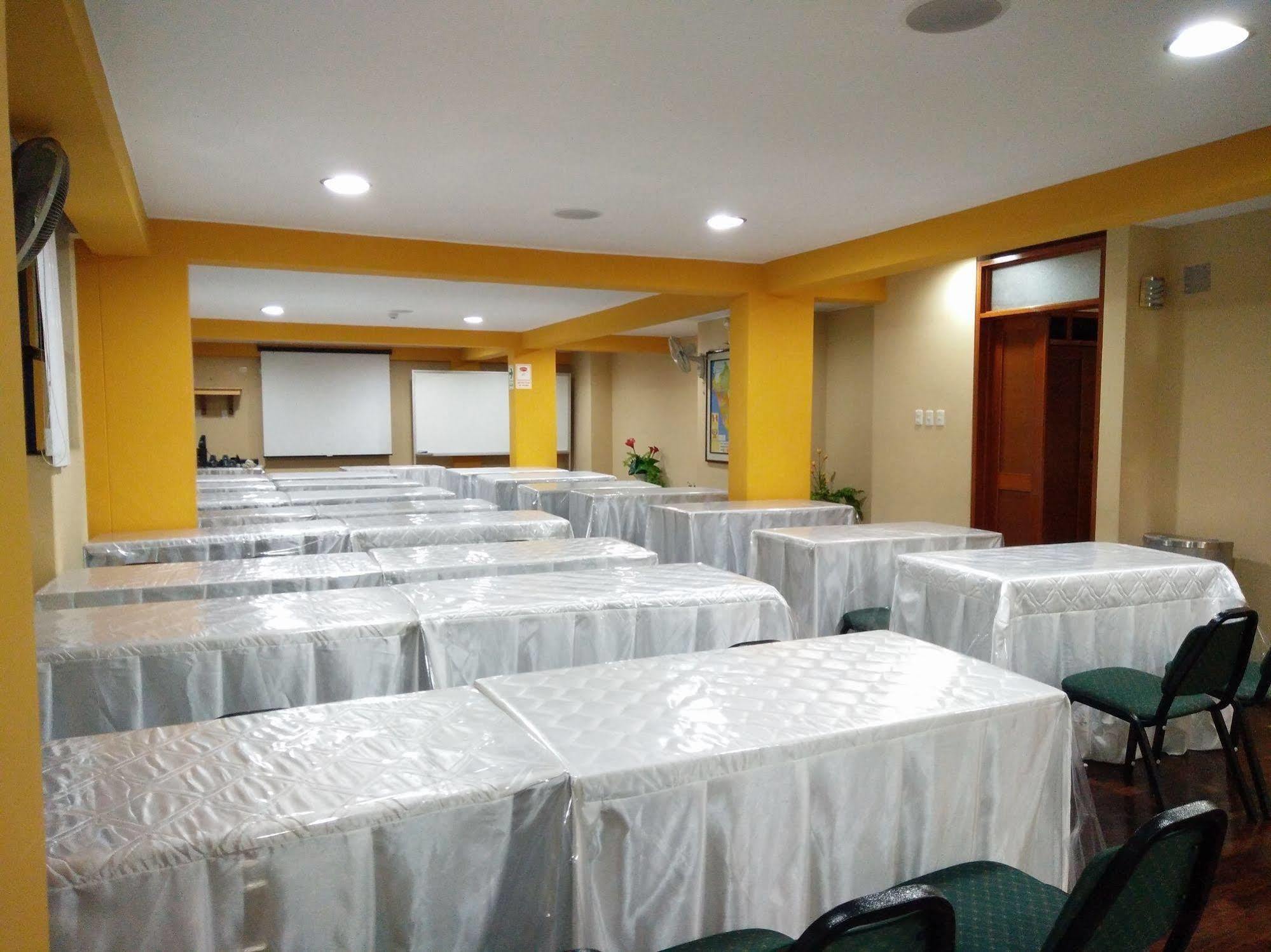 Hotel Panamericano Lima Buitenkant foto